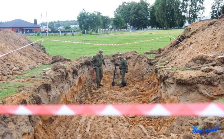На школьном стадионе в Русино, где обнаружили боеприпасы, снова работают саперы. Что там нашли на этот раз