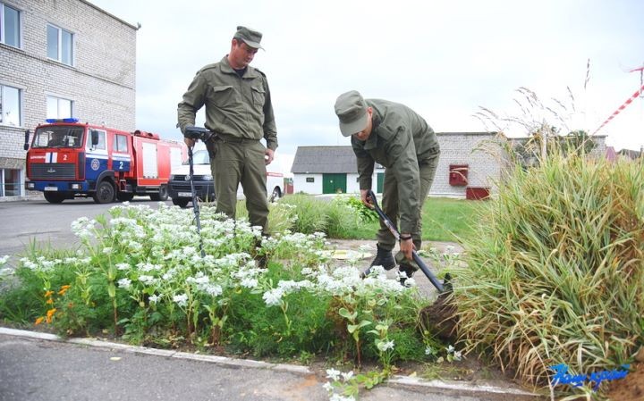 На школьном стадионе в Русино, где обнаружили боеприпасы, снова работают саперы. Что там нашли на этот раз
