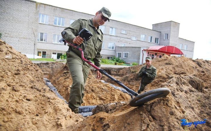 На школьном стадионе в Русино, где обнаружили боеприпасы, снова работают саперы. Что там нашли на этот раз