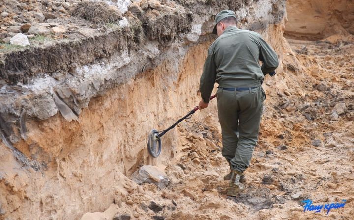 На школьном стадионе в Русино, где обнаружили боеприпасы, снова работают саперы. Что там нашли на этот раз