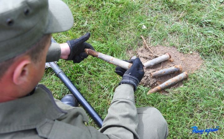 На школьном стадионе в Русино, где обнаружили боеприпасы, снова работают саперы. Что там нашли на этот раз