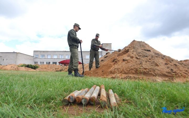 На школьном стадионе в Русино, где обнаружили боеприпасы, снова работают саперы. Что там нашли на этот раз