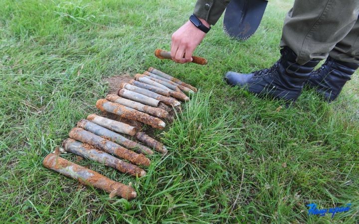 На школьном стадионе в Русино, где обнаружили боеприпасы, снова работают саперы. Что там нашли на этот раз