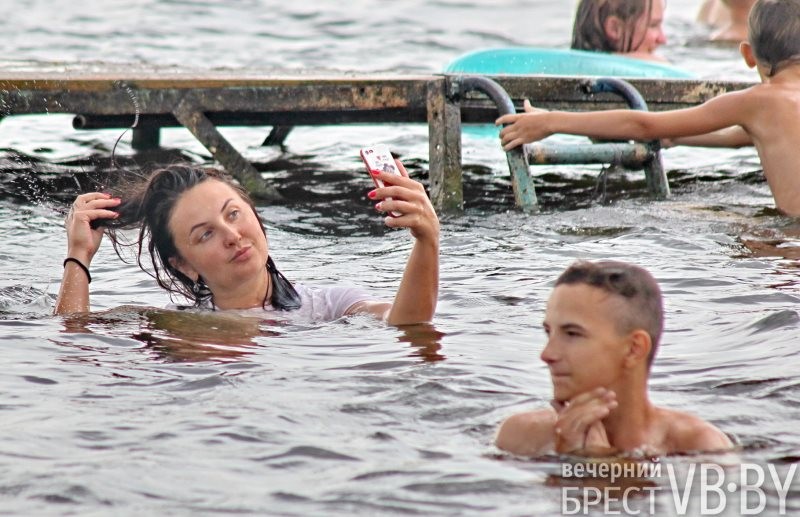 В последние дни июля брестчане снова потянулись к воде