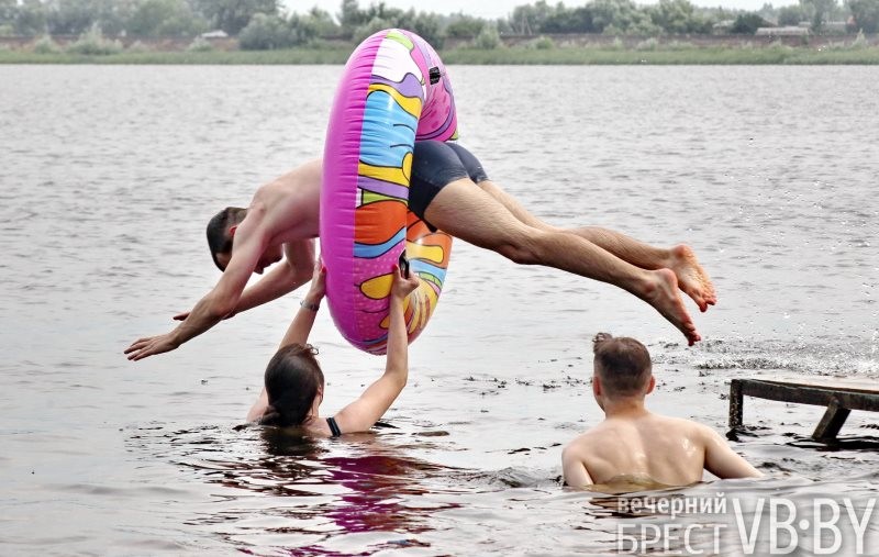 В последние дни июля брестчане снова потянулись к воде