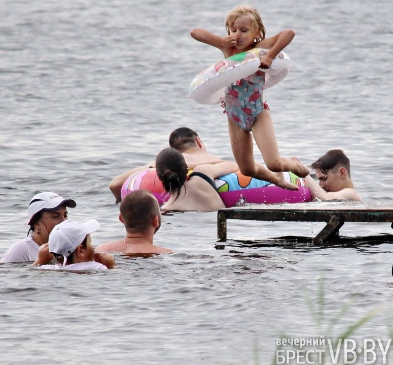 В последние дни июля брестчане снова потянулись к воде