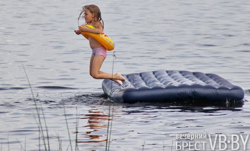 В последние дни июля брестчане снова потянулись к воде
