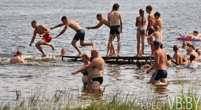 В последние дни июля брестчане снова потянулись к воде