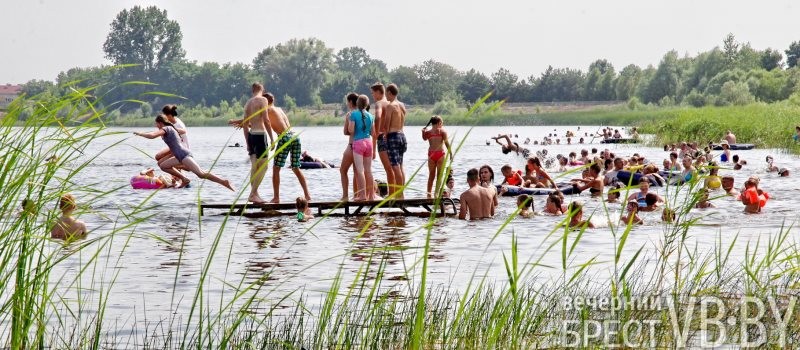 В последние дни июля брестчане снова потянулись к воде