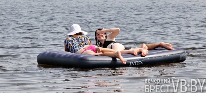 В последние дни июля брестчане снова потянулись к воде