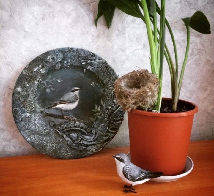 С ювелирной точностью мастерит птиц жительница Брестской области