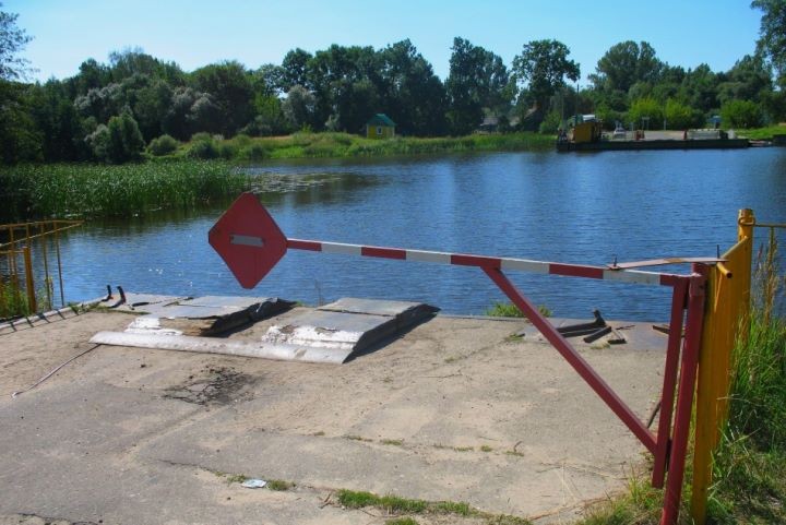 Остановлена паромная переправа в Брестской области: просел пирс