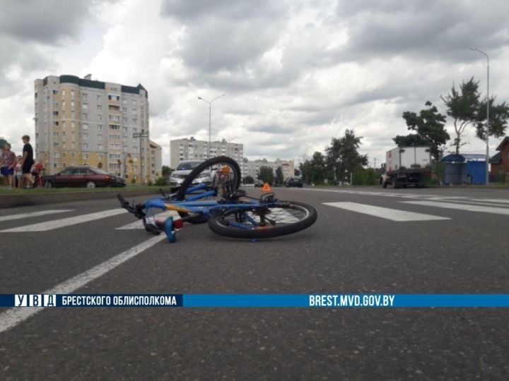 В Кобрине автомобиль сбил 13-летнего мальчика на велосипеде