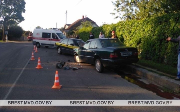 ДТП с двумя Мерседесами. В Барановичах водитель врезался в припаркованное авто