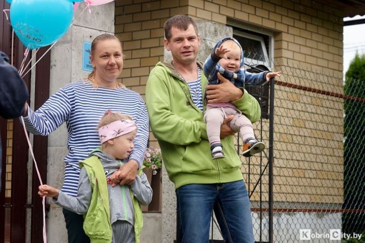 Третий год десантники из Кобрина ломают стереотипы и бравым кортежем привозят праздник в дом семьи Люкевич