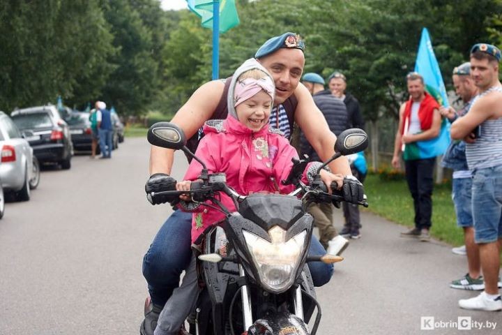 Третий год десантники из Кобрина ломают стереотипы и бравым кортежем привозят праздник в дом семьи Люкевич