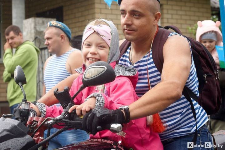 Третий год десантники из Кобрина ломают стереотипы и бравым кортежем привозят праздник в дом семьи Люкевич