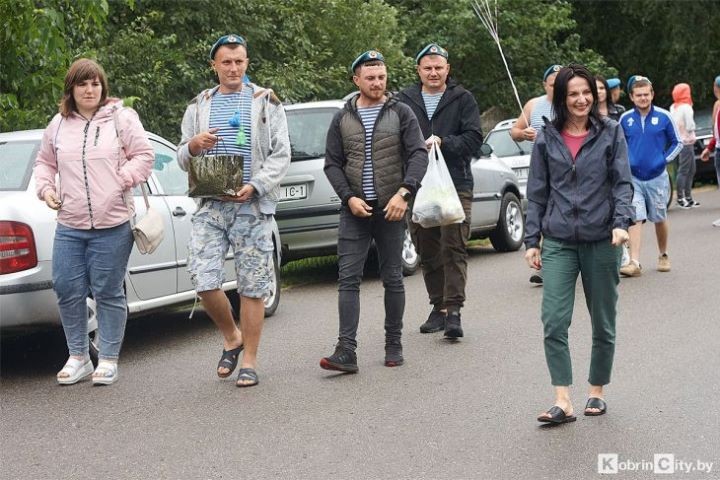 Третий год десантники из Кобрина ломают стереотипы и бравым кортежем привозят праздник в дом семьи Люкевич