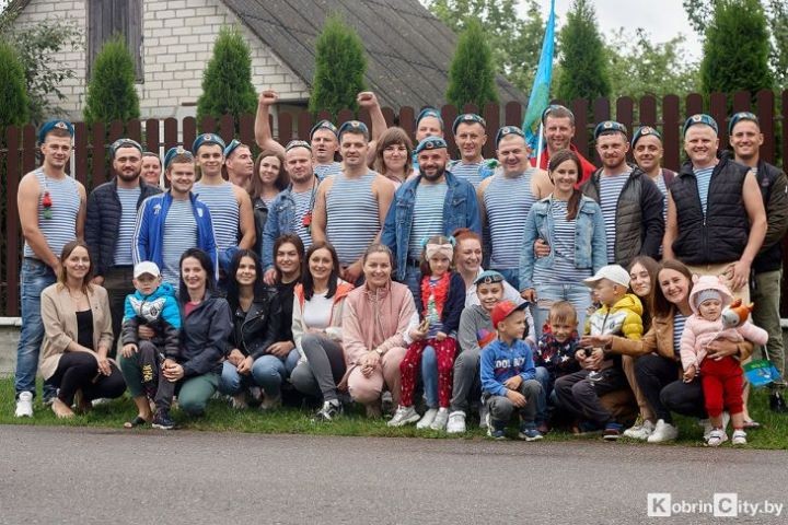 Третий год десантники из Кобрина ломают стереотипы и бравым кортежем привозят праздник в дом семьи Люкевич