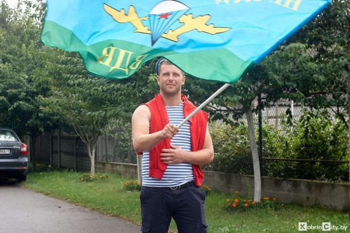 Третий год десантники из Кобрина ломают стереотипы и бравым кортежем привозят праздник в дом семьи Люкевич