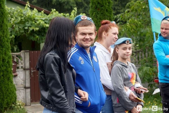 Третий год десантники из Кобрина ломают стереотипы и бравым кортежем привозят праздник в дом семьи Люкевич