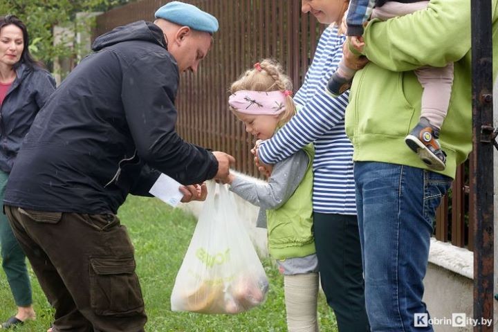 Третий год десантники из Кобрина ломают стереотипы и бравым кортежем привозят праздник в дом семьи Люкевич