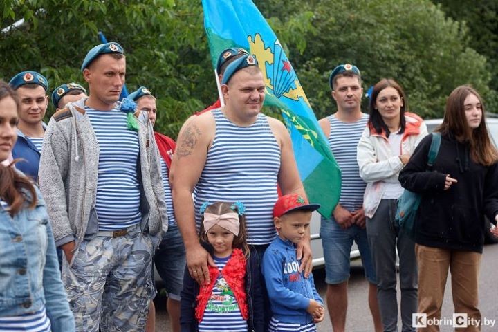 Третий год десантники из Кобрина ломают стереотипы и бравым кортежем привозят праздник в дом семьи Люкевич