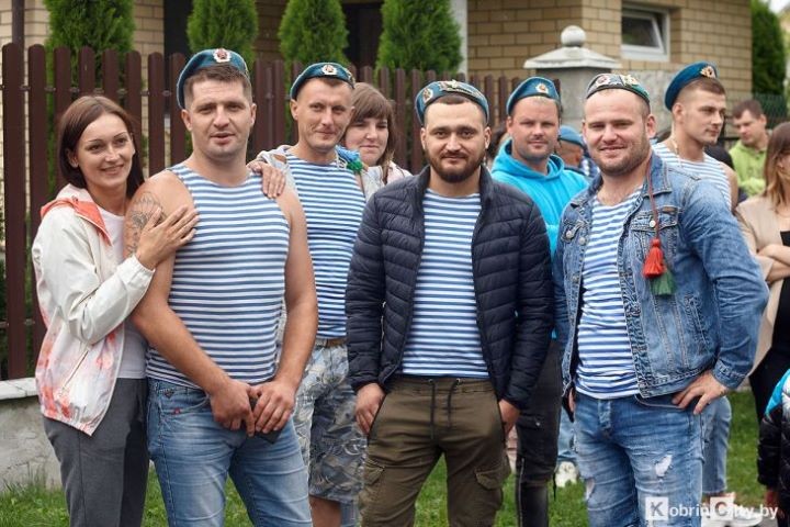 Третий год десантники из Кобрина ломают стереотипы и бравым кортежем привозят праздник в дом семьи Люкевич