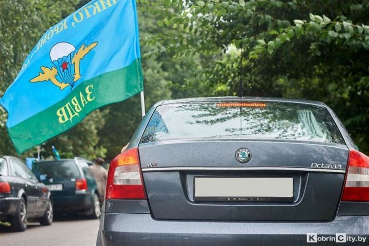 Третий год десантники из Кобрина ломают стереотипы и бравым кортежем привозят праздник в дом семьи Люкевич