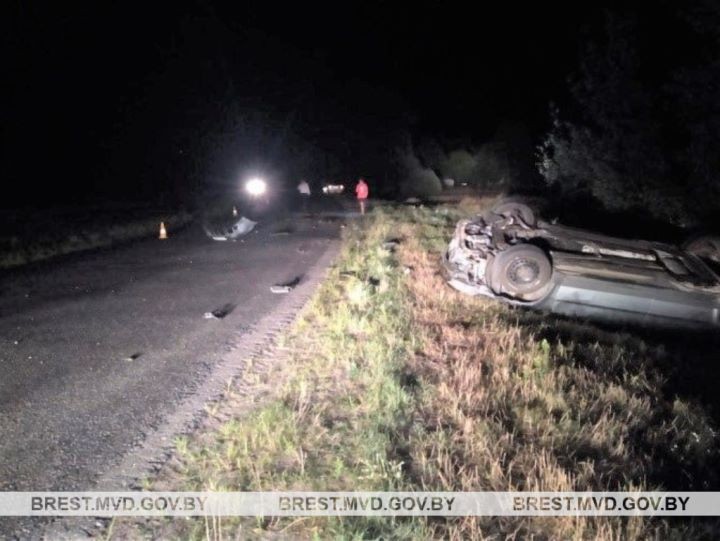 На Брестчине бесправник врезался в легковушку и перевернулся