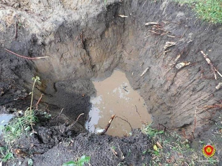 В Каменце мужчина копал на участке траншею и нашёл костные останки людей