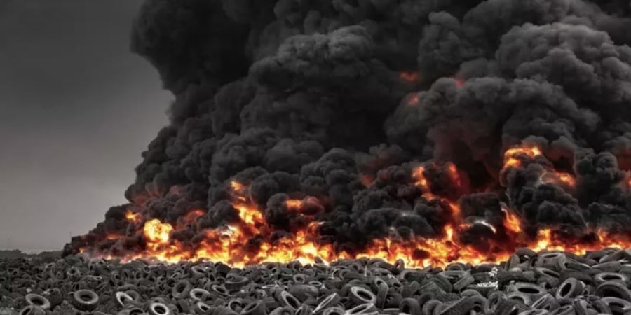 В Кувейте загорелась самая большая в мире свалка шин