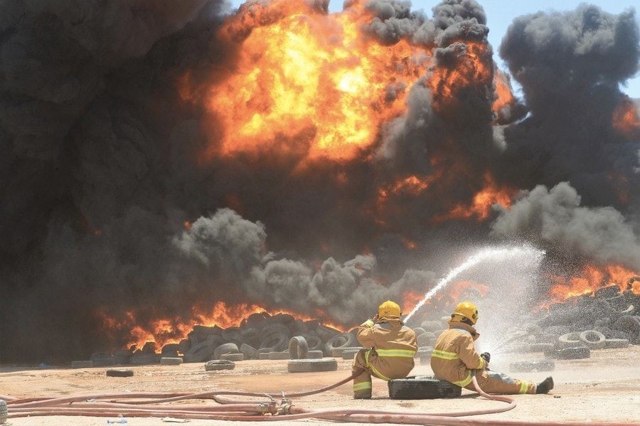 В Кувейте загорелась самая большая в мире свалка шин