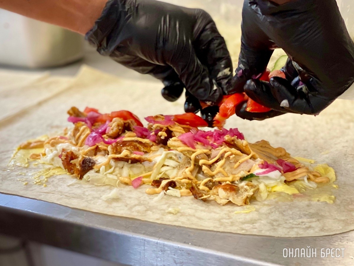 Донеры (шаурма) и Хот-доги, которые ты оценишь! В Бресте на Востоке открылось новое заведение «Лаваш донер спот»