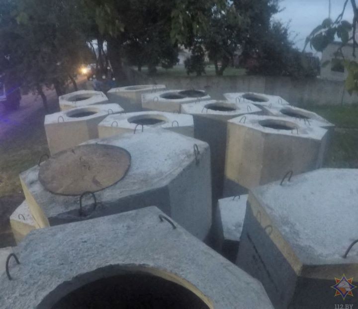 В Брестской области нога ребенка застряла между бетонными формами. На помощь пришли спасатели