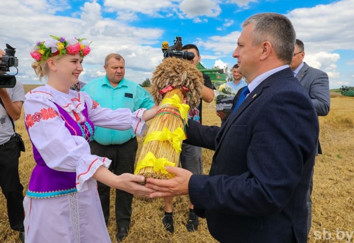 Министр сельского хозяйства поздравил молодого комбайнера в Брестском районе
