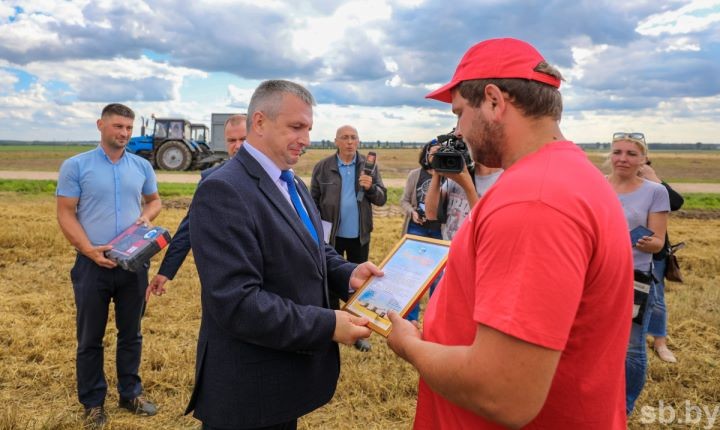 Министр сельского хозяйства поздравил молодого комбайнера в Брестском районе