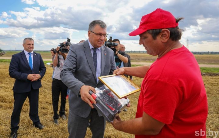 Министр сельского хозяйства поздравил молодого комбайнера в Брестском районе