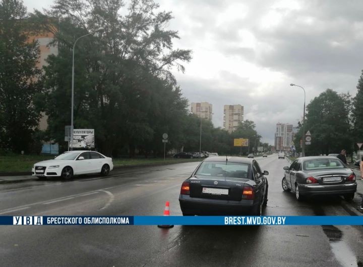 Неудачное перестроение стало причиной ДТП в Бресте