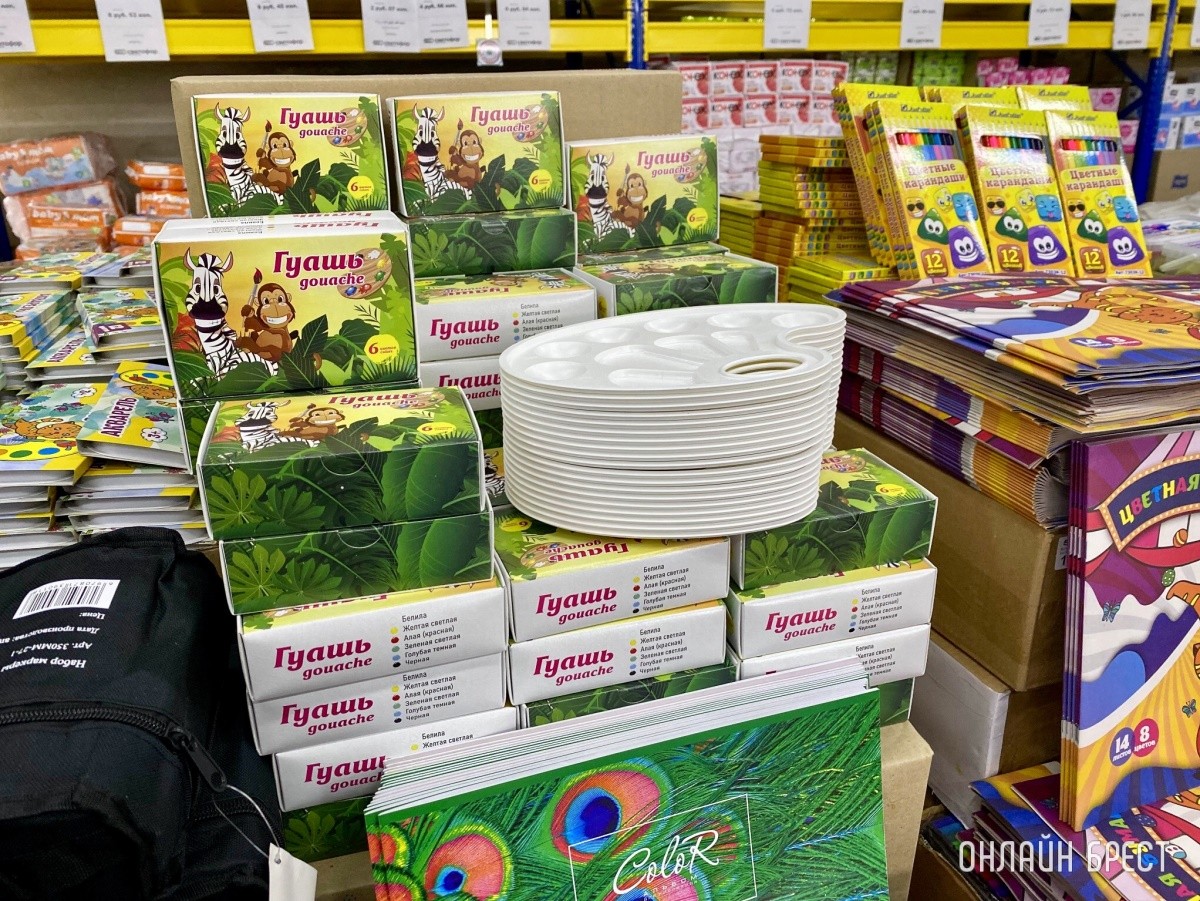 Школьная канцелярия, продукты, чаи/кофе и многое другое в жестком дискаунтере «Светофор» на Приграничной в Бресте. Фотообзор