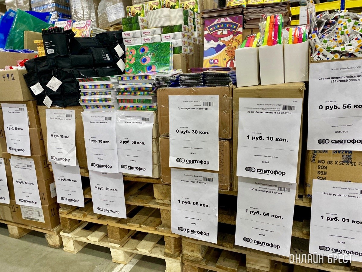 Школьная канцелярия, продукты, чаи/кофе и многое другое в жестком дискаунтере «Светофор» на Приграничной в Бресте. Фотообзор