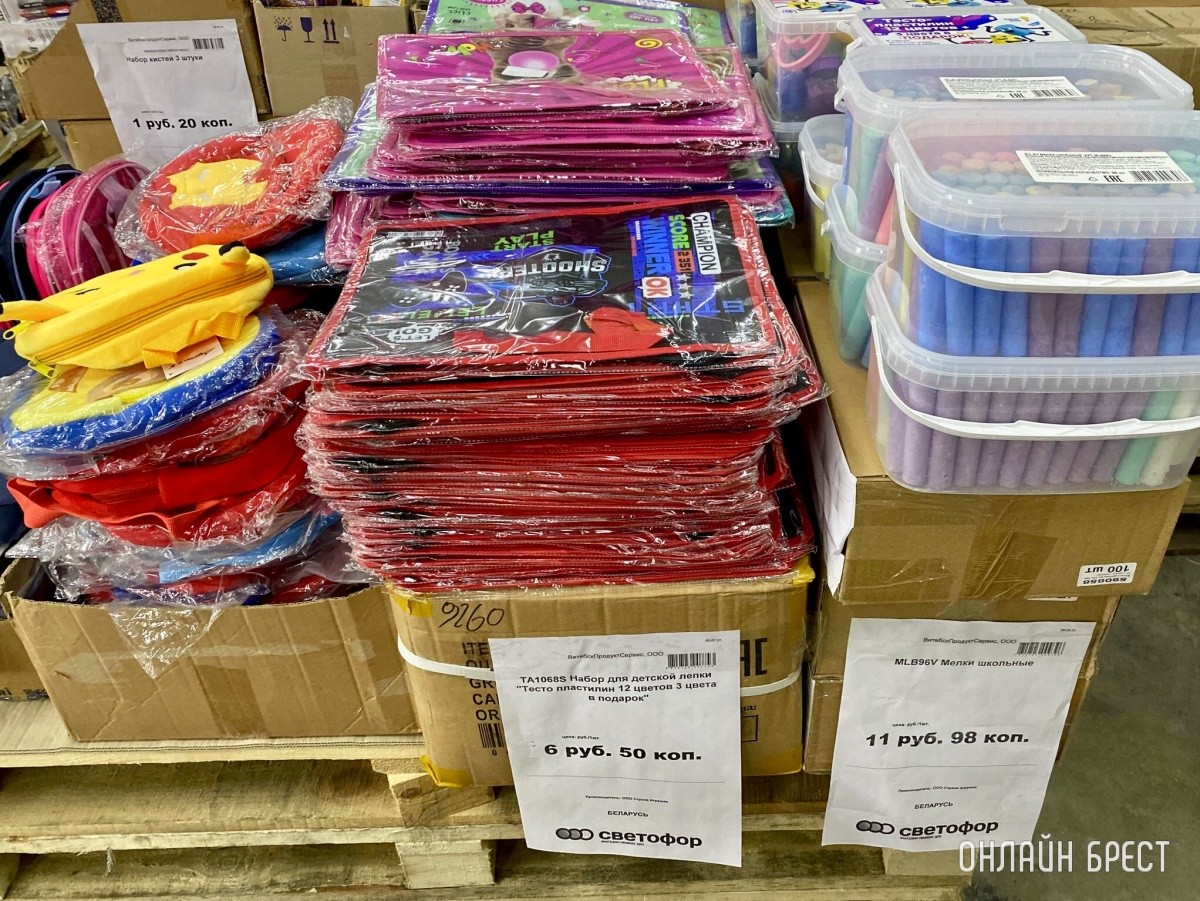 Школьная канцелярия, продукты, чаи/кофе и многое другое в жестком дискаунтере «Светофор» на Приграничной в Бресте. Фотообзор