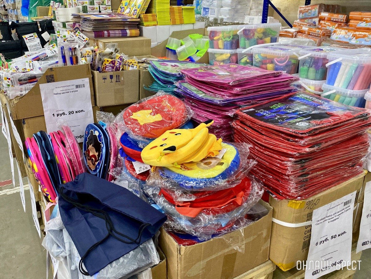 Школьная канцелярия, продукты, чаи/кофе и многое другое в жестком дискаунтере «Светофор» на Приграничной в Бресте. Фотообзор
