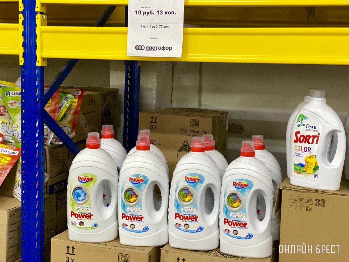Школьная канцелярия, продукты, чаи/кофе и многое другое в жестком дискаунтере «Светофор» на Приграничной в Бресте. Фотообзор