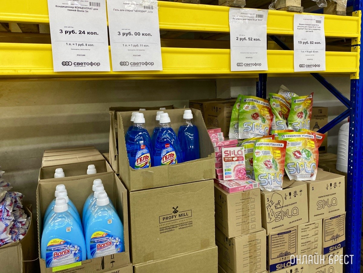 Школьная канцелярия, продукты, чаи/кофе и многое другое в жестком дискаунтере «Светофор» на Приграничной в Бресте. Фотообзор