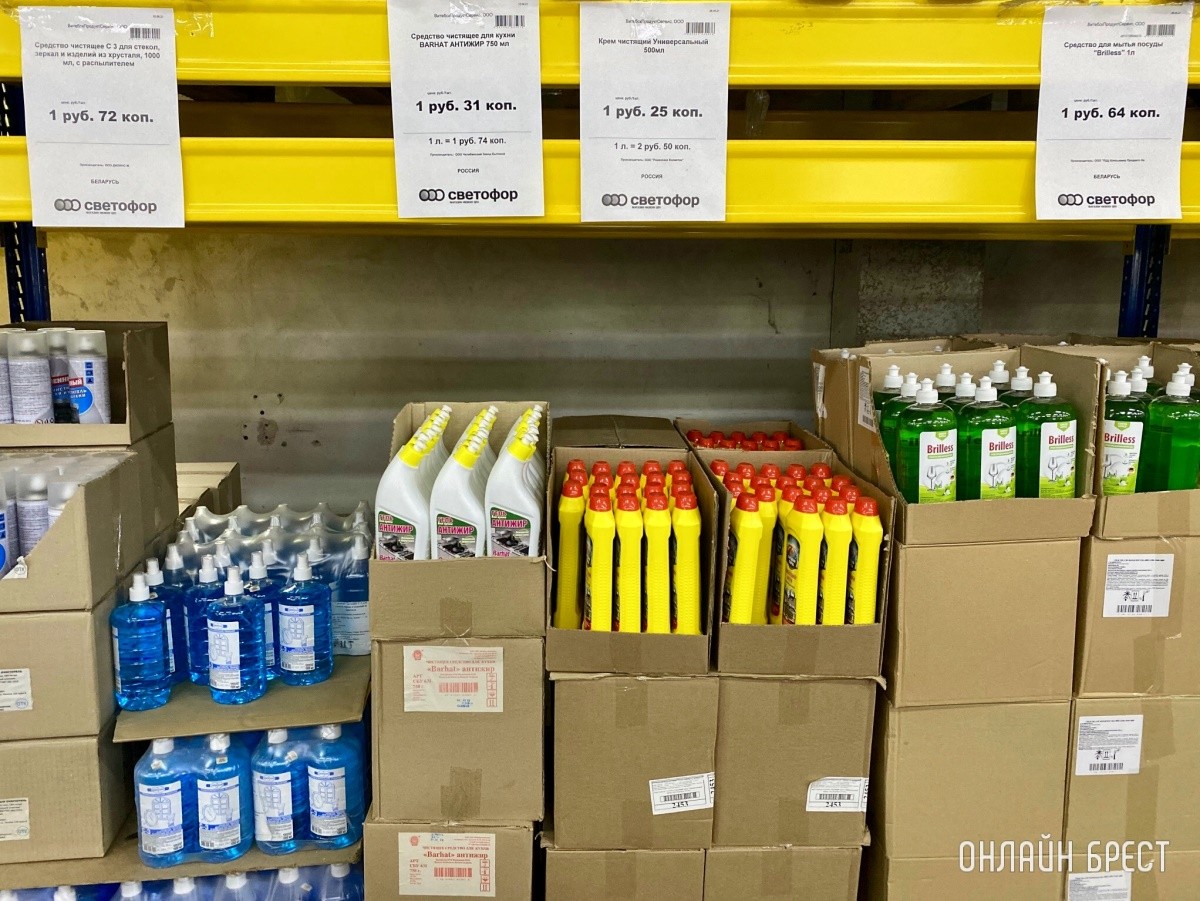 Школьная канцелярия, продукты, чаи/кофе и многое другое в жестком дискаунтере «Светофор» на Приграничной в Бресте. Фотообзор