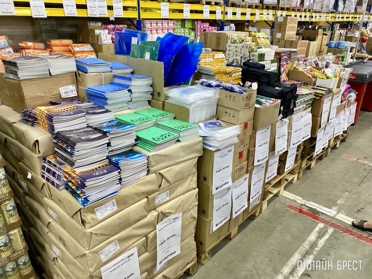 Школьная канцелярия, продукты, чаи/кофе и многое другое в жестком дискаунтере «Светофор» на Приграничной в Бресте. Фотообзор