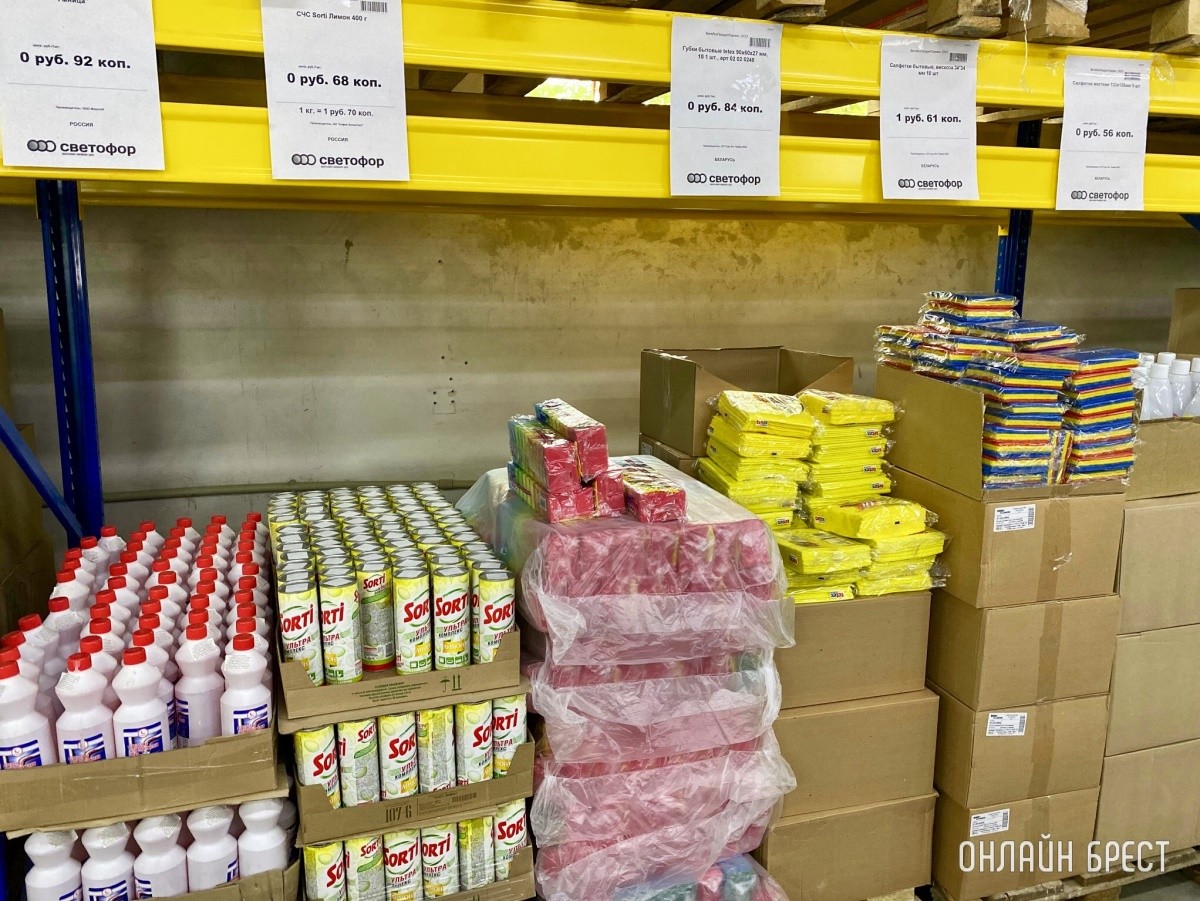 Школьная канцелярия, продукты, чаи/кофе и многое другое в жестком дискаунтере «Светофор» на Приграничной в Бресте. Фотообзор