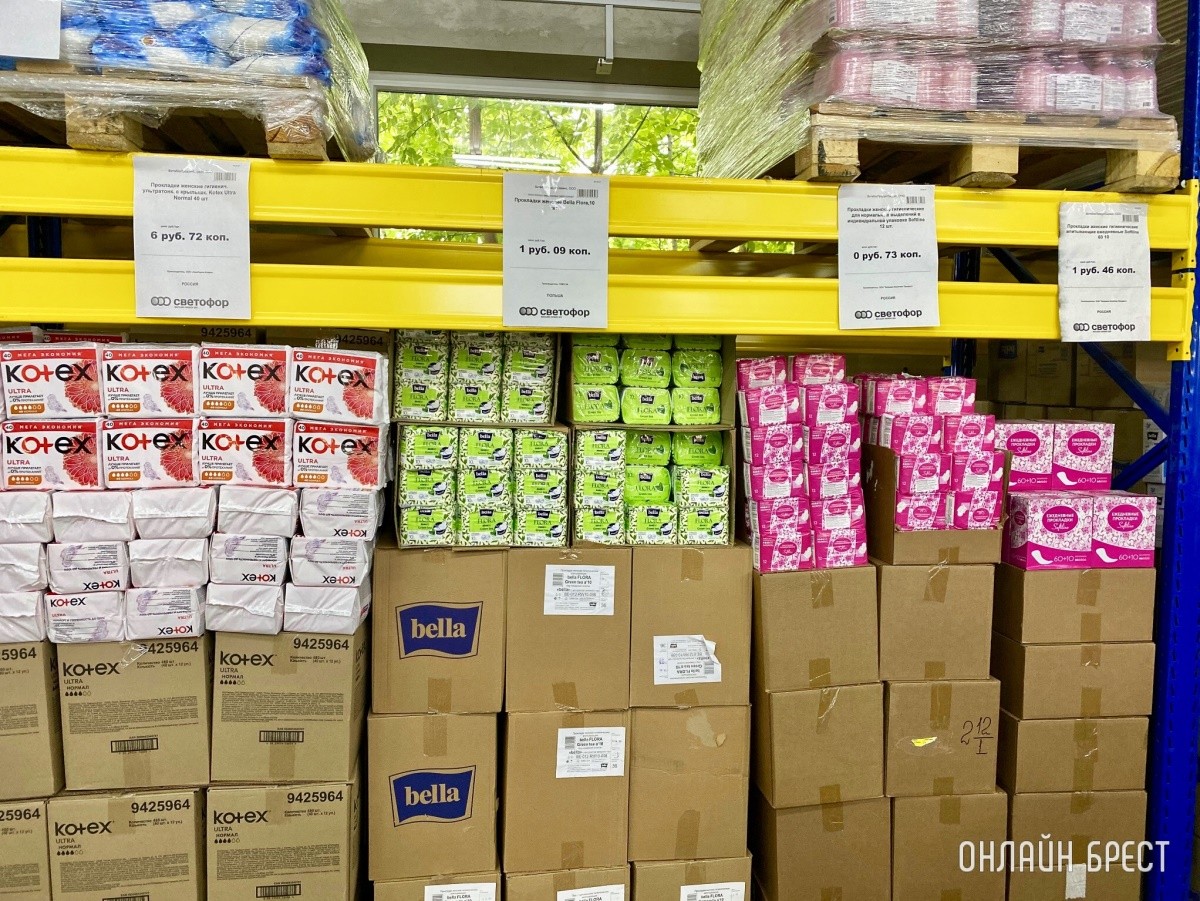 Школьная канцелярия, продукты, чаи/кофе и многое другое в жестком дискаунтере «Светофор» на Приграничной в Бресте. Фотообзор