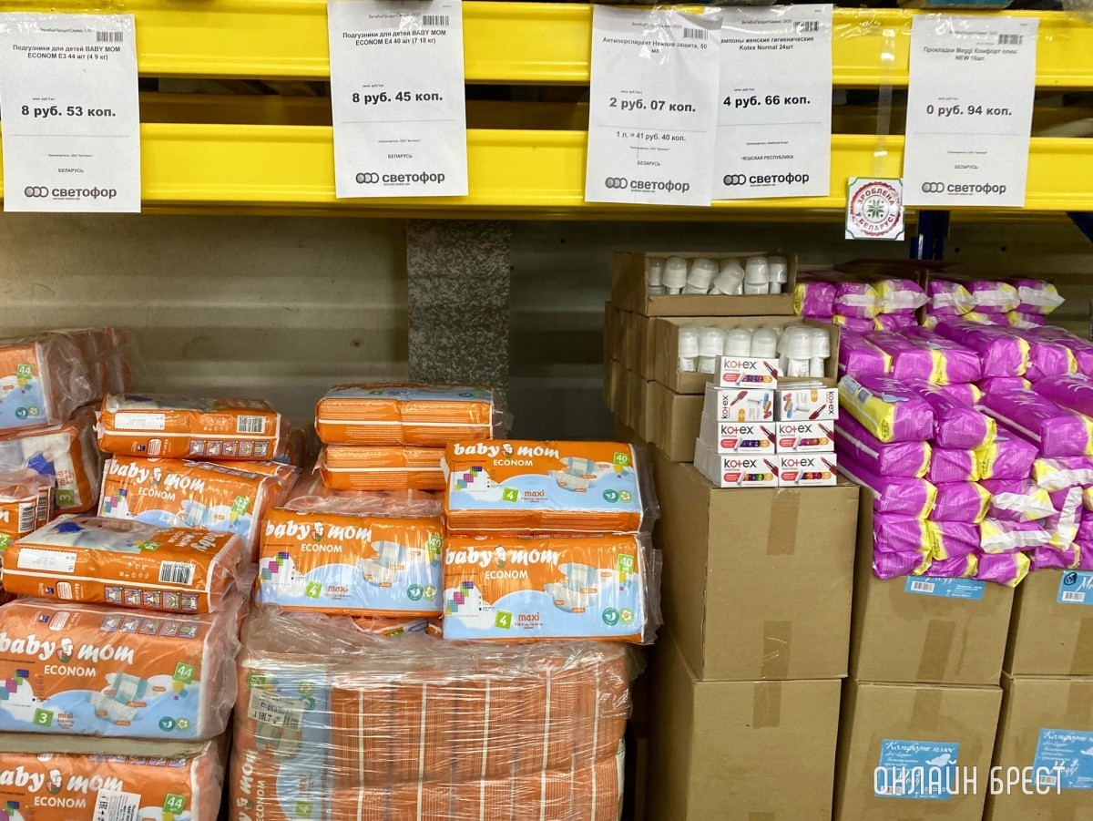 Школьная канцелярия, продукты, чаи/кофе и многое другое в жестком дискаунтере «Светофор» на Приграничной в Бресте. Фотообзор